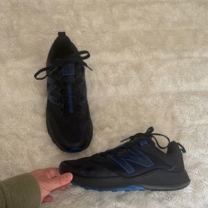 New Balance Men's Nitrel V4 trail athletic running shoes size 7.5 black and blue